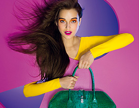Итальянский бренд Tod's пригласил модель Элизу Седнауи сняться в короткометражном фильме марки под названием "Волшебный лифт".